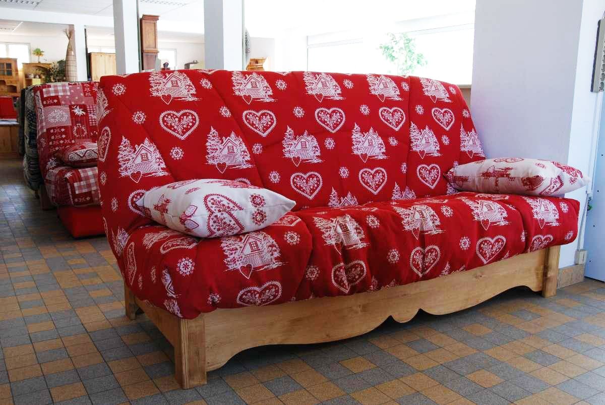 Canapé en bois avec par dessus rouge aux motifs blancs